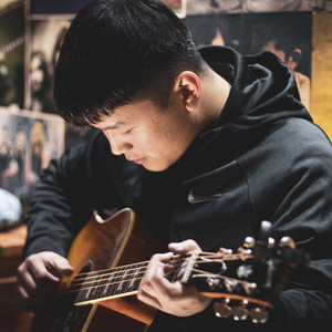 大屁股淫荡老婆喜欢穿丁字裤操逼
